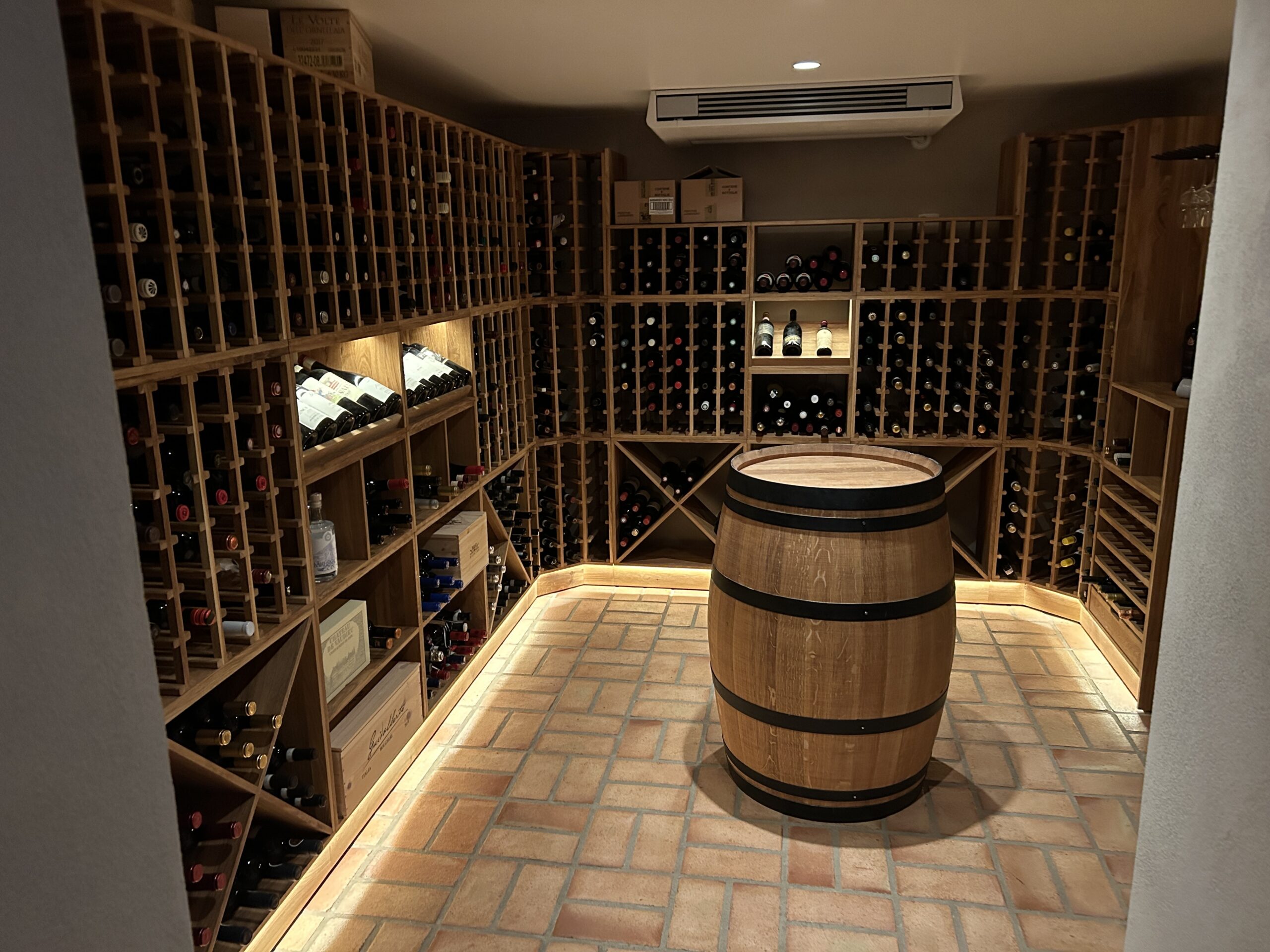 Hvordan et stativ kan hjelpe med å organisere flasker og forbedre oppbevaring hjemme